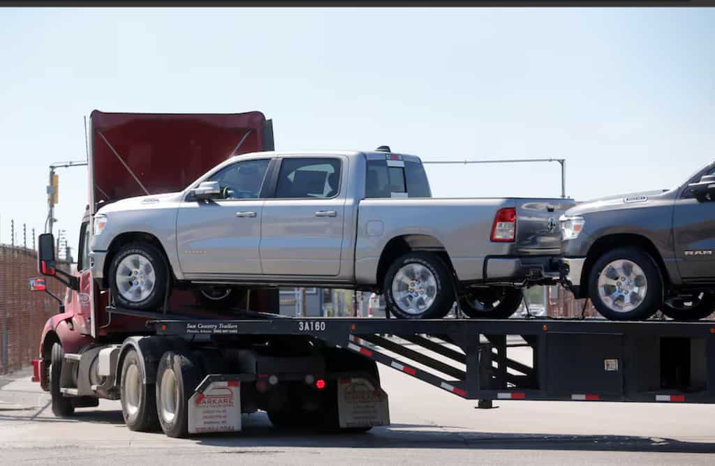 NHTSA expands investigation into nearly 1 million Dodge SUVs over door lock malfunctions