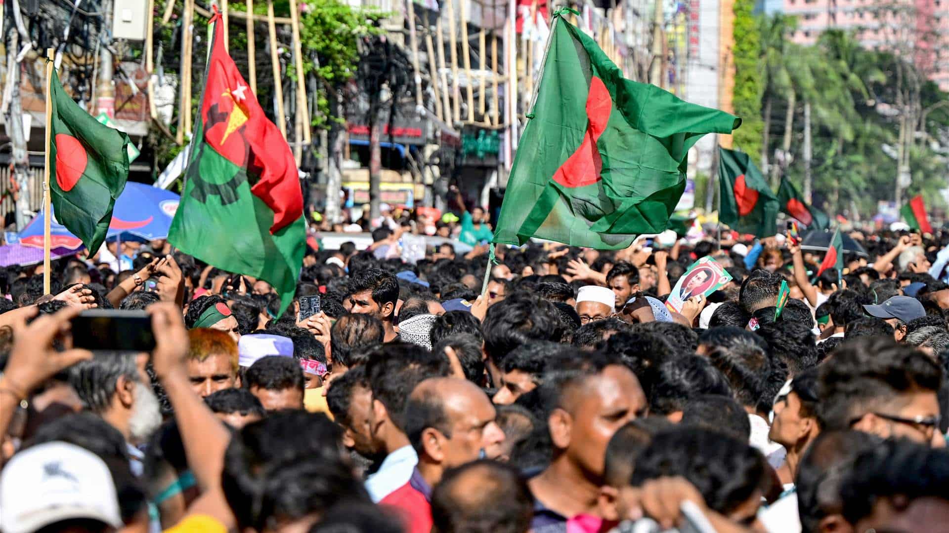 Bangladesh crisis: New police chief tenders apology, says officers violated human rights Bangladesh crisis: New police chief tenders apology, says officers violated human rights