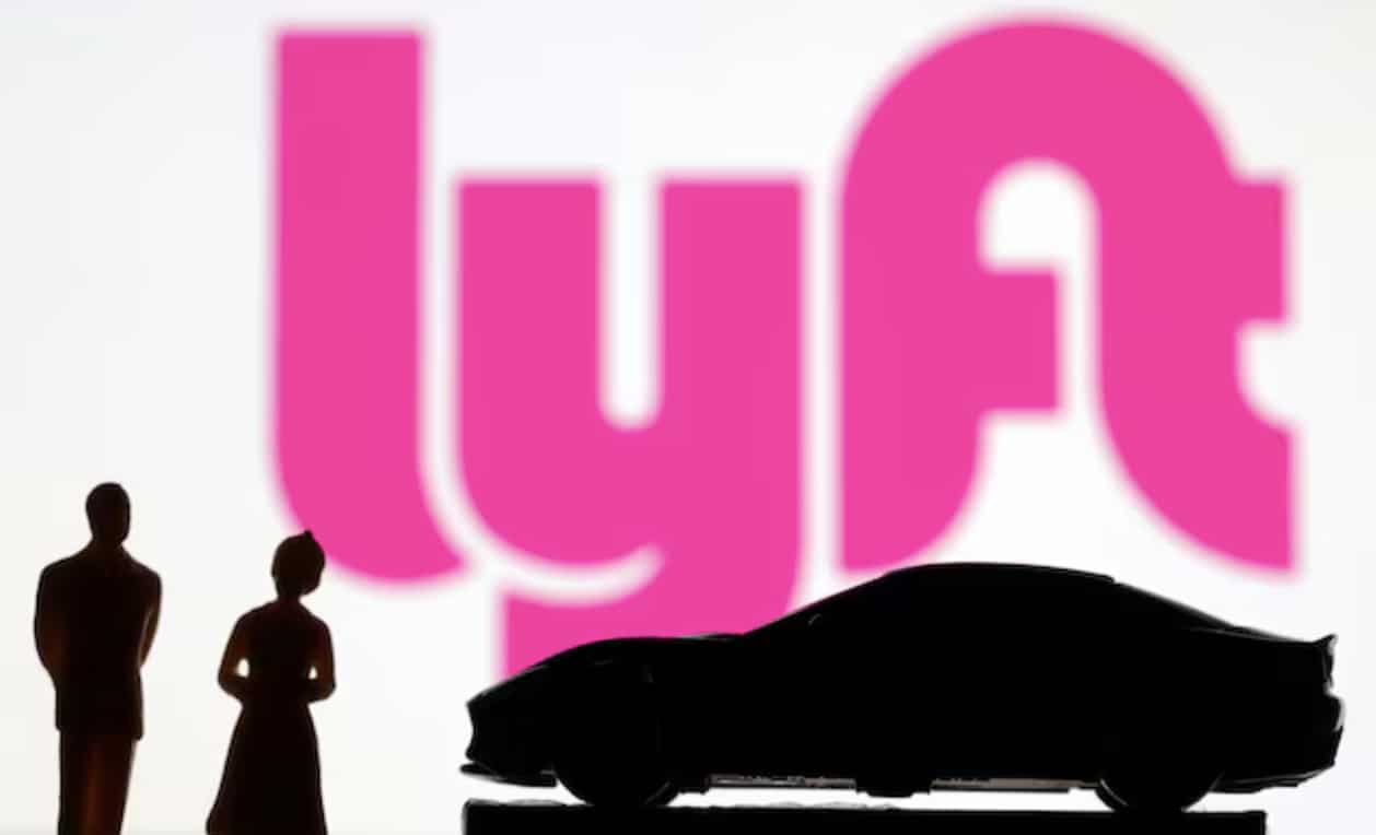 Lyft's soft forecast raises alarm bells as Uber gains ground