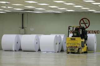 Suzano SA looks past record loss on weakened Brazilian real