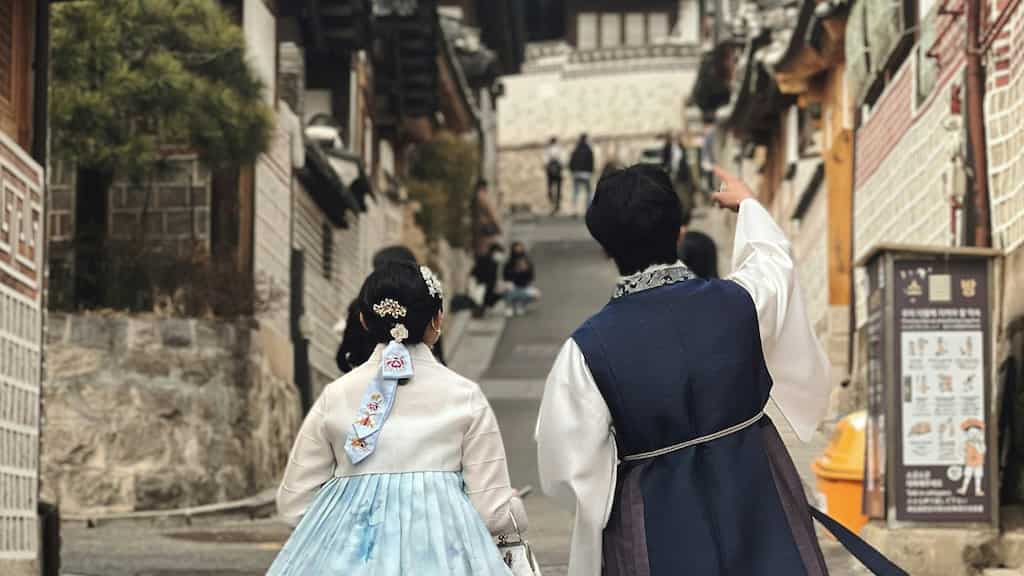 On wedding eve, Japanese man discovers girlfriend is 25 years older than him, says 'I don’t...'