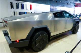 Tesla shifts Cybertruck strategy: halts orders for the cheapest model