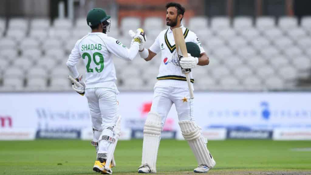 PAK vs BAN: Skipper Shan Masood ARGUES with coach Gillespie as Pakistan lose plot in first Test - WATCH