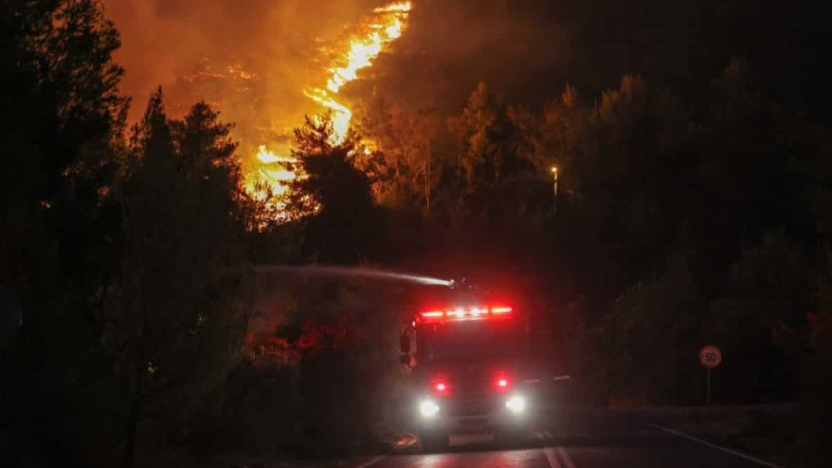 Greece battles largest wildfire of the year, calls for EU assistance
