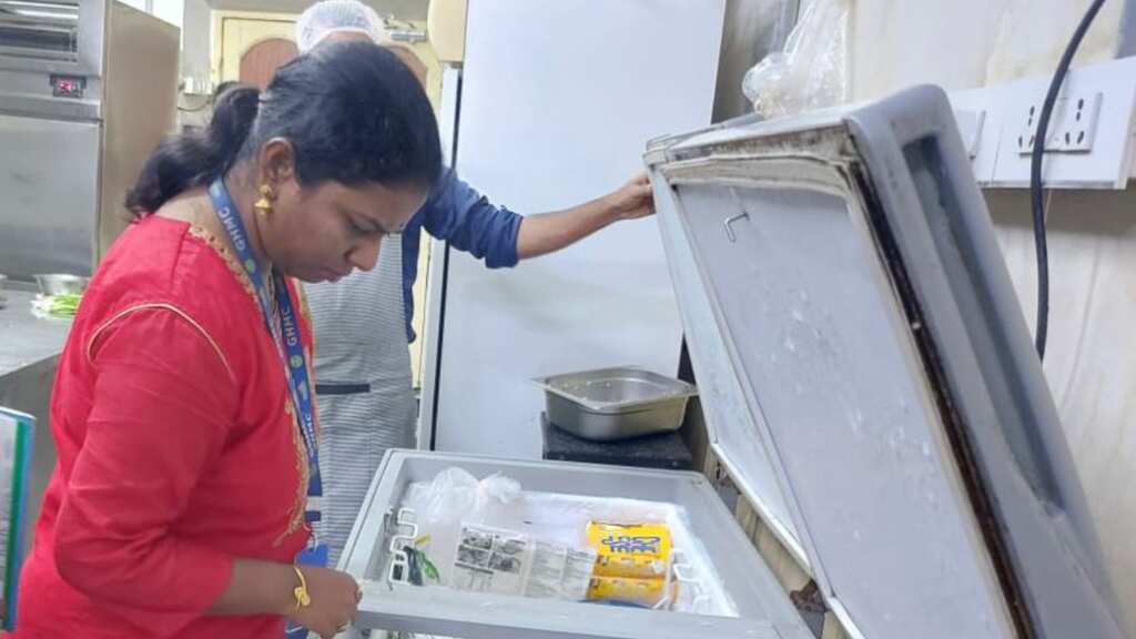 India: Cockroaches, unhygienic food preparation practices found in restaurants at Malakpet and Dilsukhnagar