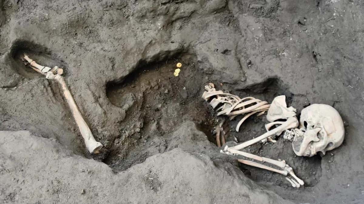 Cursed pair of man and woman clutched coins, jewellery when death came to them in Pompeii