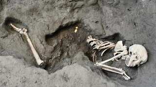 Cursed pair of man and woman clutched coins, jewellery when death came to them in Pompeii