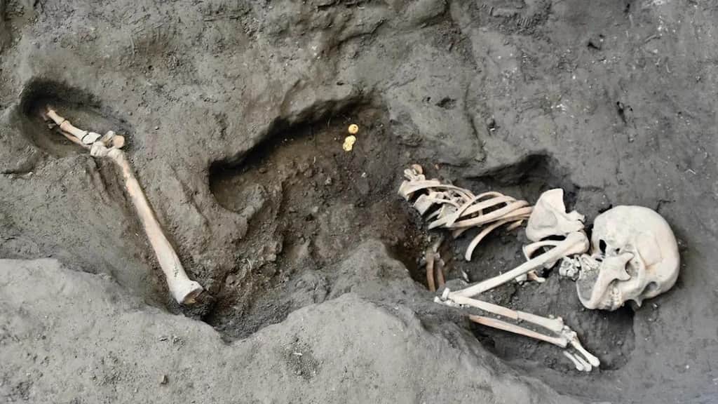 Cursed pair of man and woman clutched coins, jewellery when death came to them in Pompeii