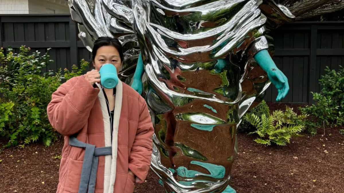 Mark Zuckerberg sets up giant 'Roman' statue of his wife in garden ...