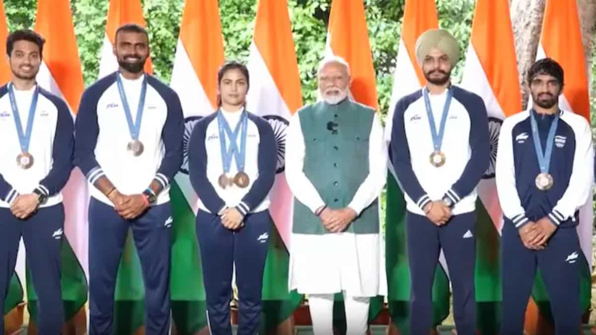 PM Narendra Modi meets Indian Olympic athletes on Independence Day; greets Manu Bhaker, PR Sreejesh PM Narendra Modi meets Indian Olympic athletes on Independence Day; greets Manu Bhaker, PR Sreejesh