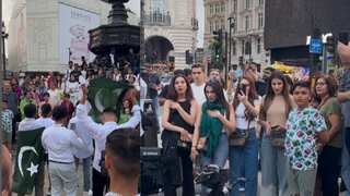 Pakistanis sing Jana Gana Mana with Indians in UK; some netizens like it, some call it 'irony' | Video