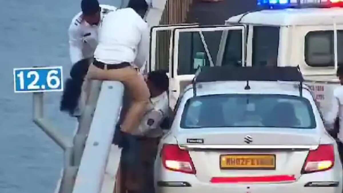 Taxi driver, cops in India's Mumbai save woman from falling into Arabian Sea | VIDEO Taxi driver, cops in India's Mumbai save woman from falling into Arabian Sea | VIDEO