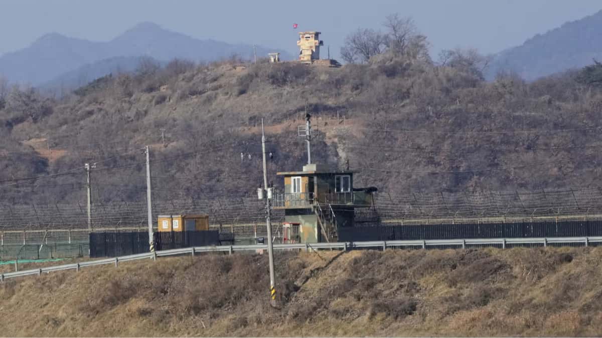 North Korean defects to South by crossing border, says Seoul military North Korean defects to South by crossing border, says Seoul military