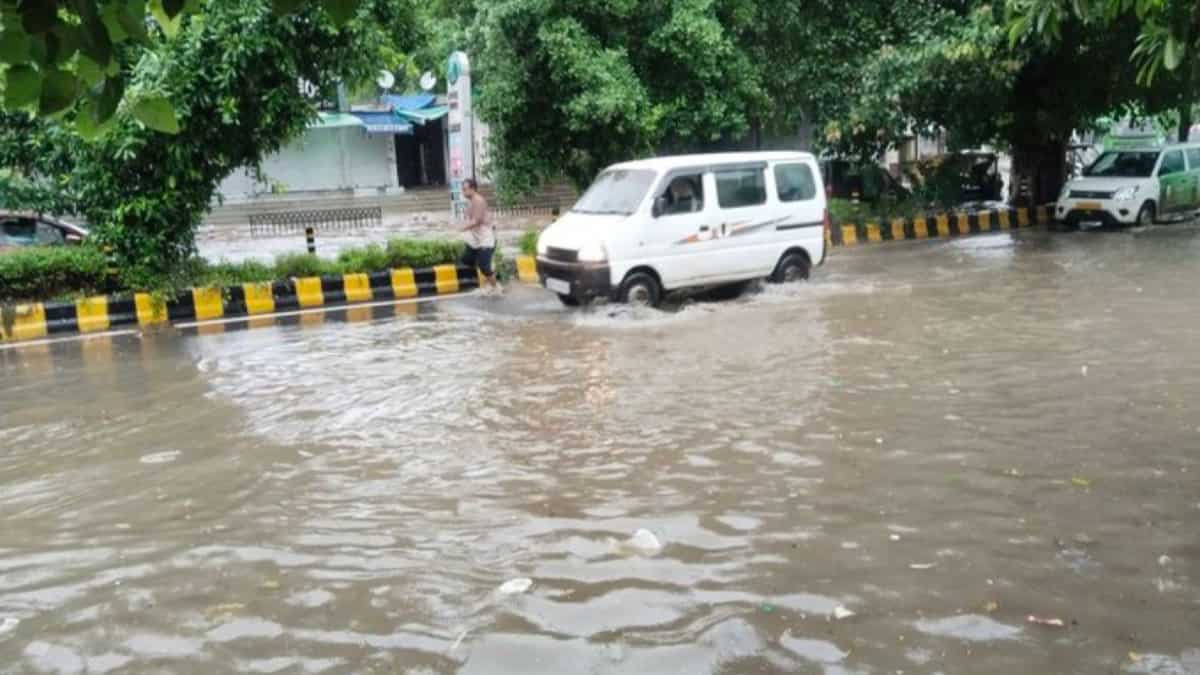 Delhi rain: Heavy showers cause waterlogging, traffic advisory issued for commuters