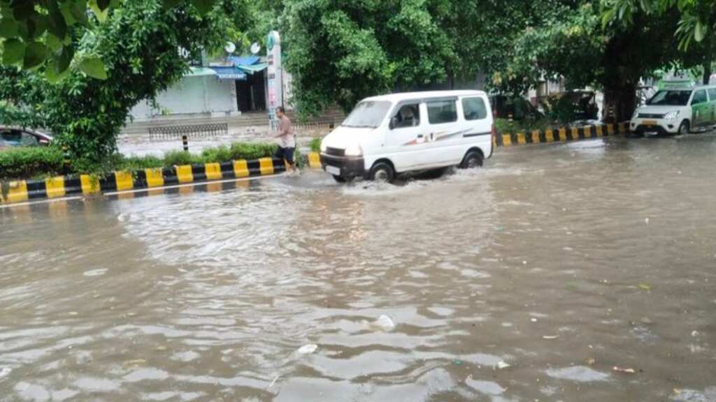 Delhi rain: Heavy showers cause waterlogging, traffic advisory issued for commuters