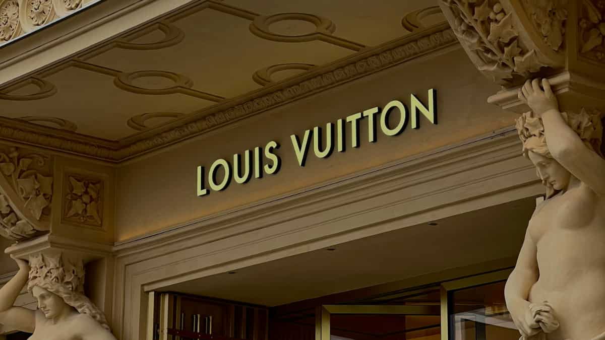 Louis Vuitton staff counts $84,050 in cash given by a buyer. She then walks out Louis Vuitton staff counts $84,050 in cash given by a buyer. She then walks out