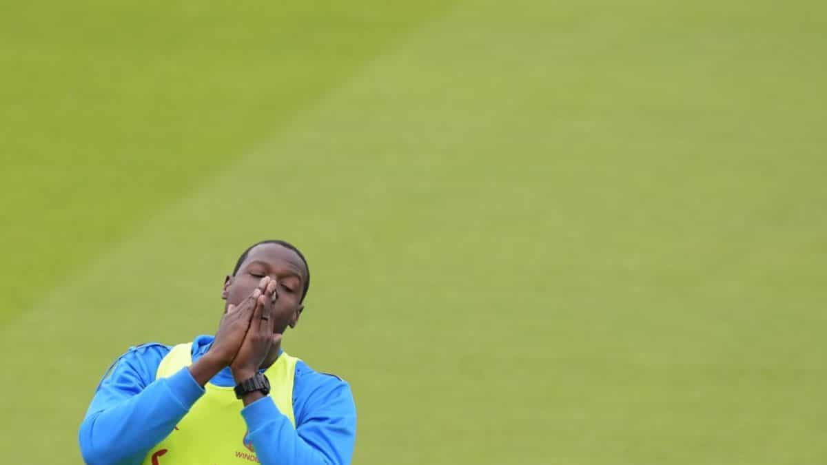 WATCH – Carlos Brathwaite loses cool after umpiring howler, hits helmet like cricket ball