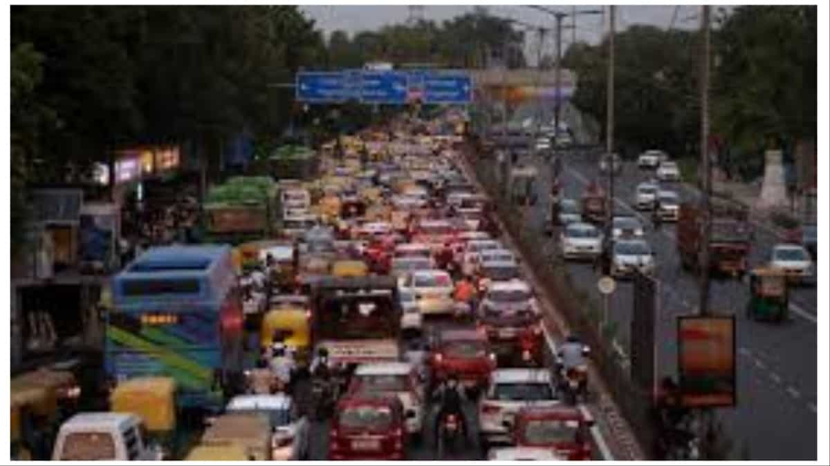 Army officer raps motorist for casual behavior towards traffic rules, video goes viral