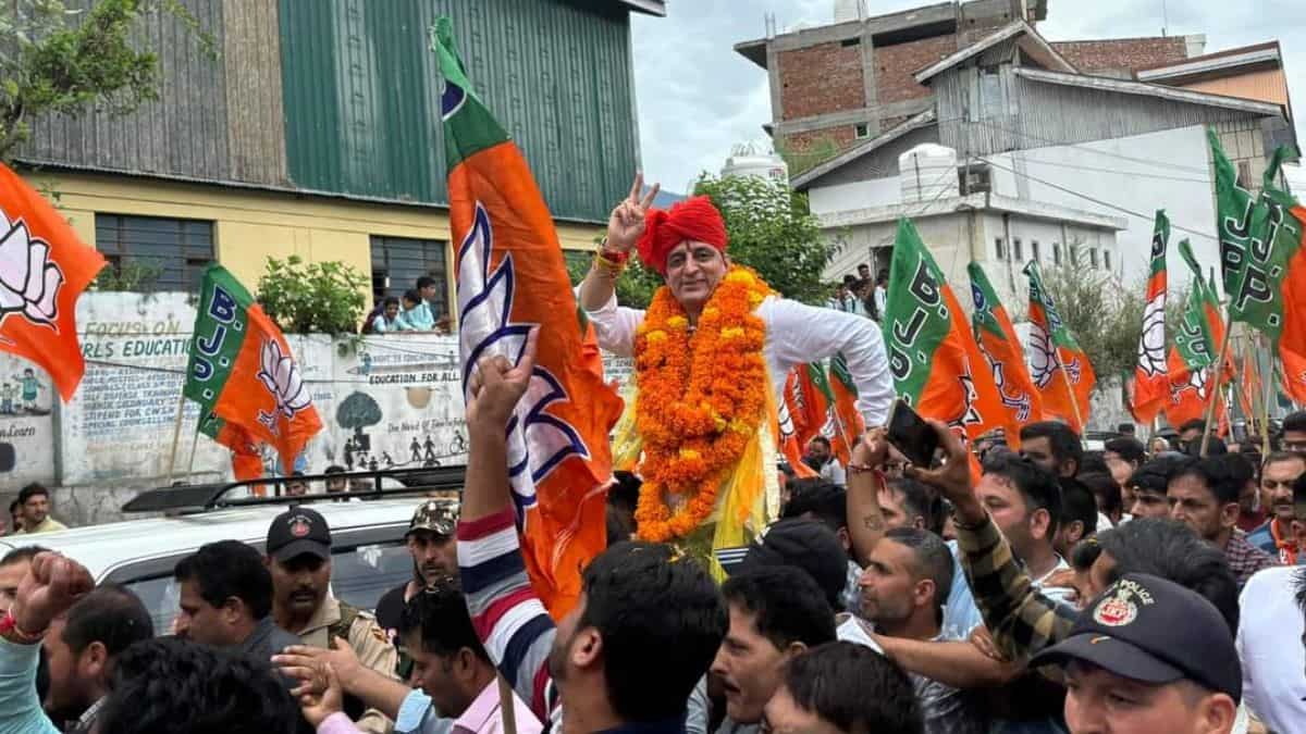 Over hundred file nominations for J&K polls on last day; former members of banned Jamaat Islami in race