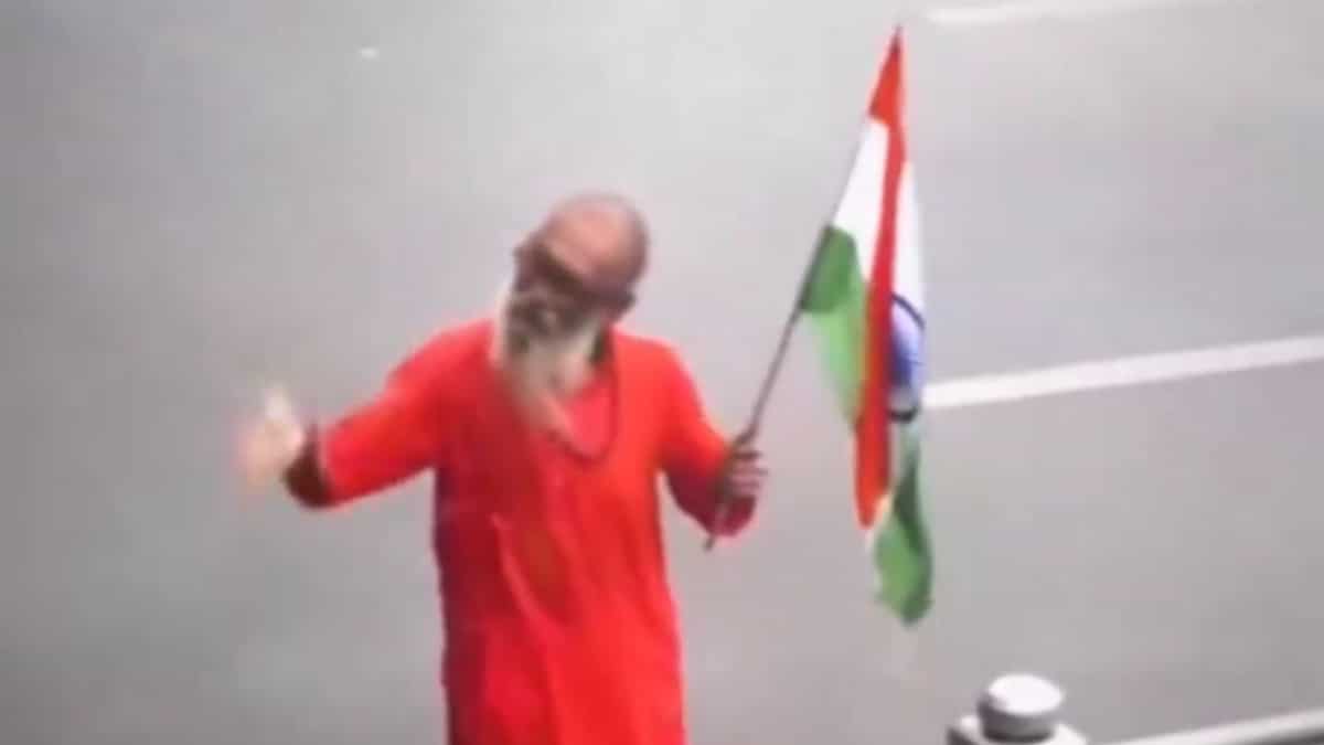Watch: Elderly man braves water cannons at Kolkata’s 'Nabanna Abhijan' rally