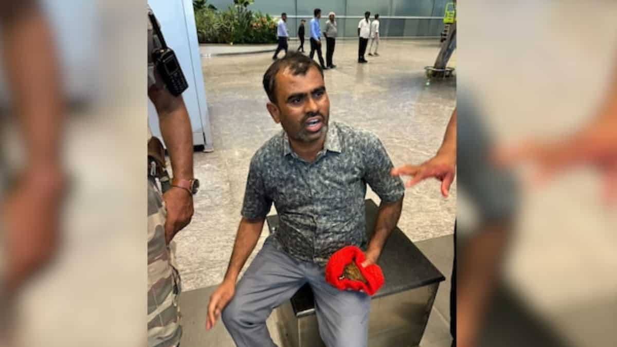 Bengaluru man waits for estranged wife's lover to come out of airport, stabs him to death Bengaluru man waits for estranged wife's lover to come out of airport, stabs him to death
