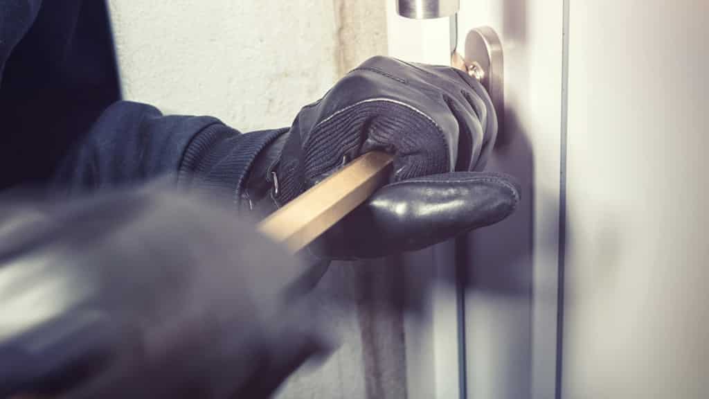 Intruder breaks-in, cooks, cleans, showers, does laundry...then leaves a thoughtful note