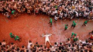 22,000 revellers descend on Bunol, pelt tomatoes at traditional Spanish festival La Tomatina