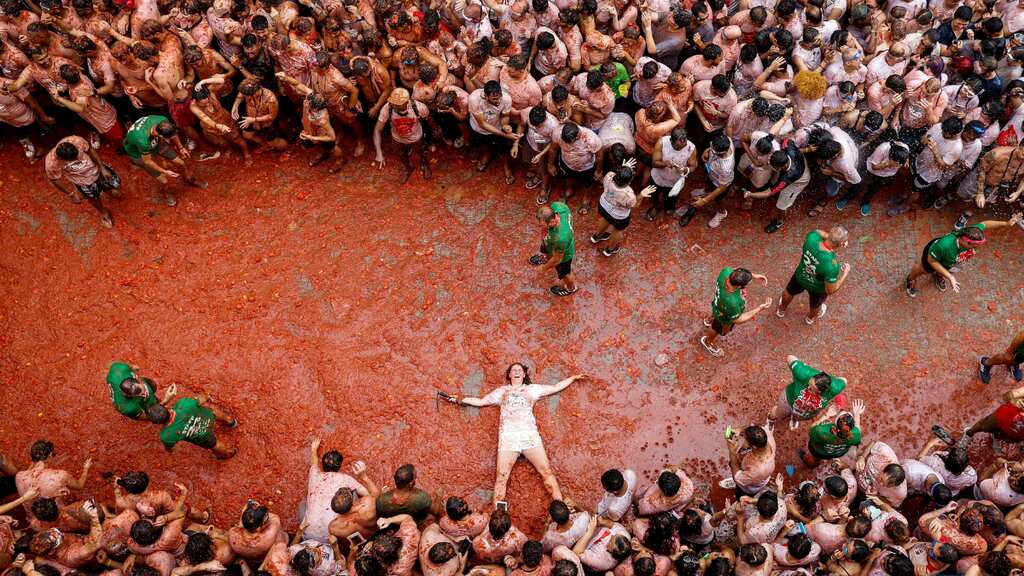 22,000 revellers descend on Bunol, pelt tomatoes at traditional Spanish festival La Tomatina