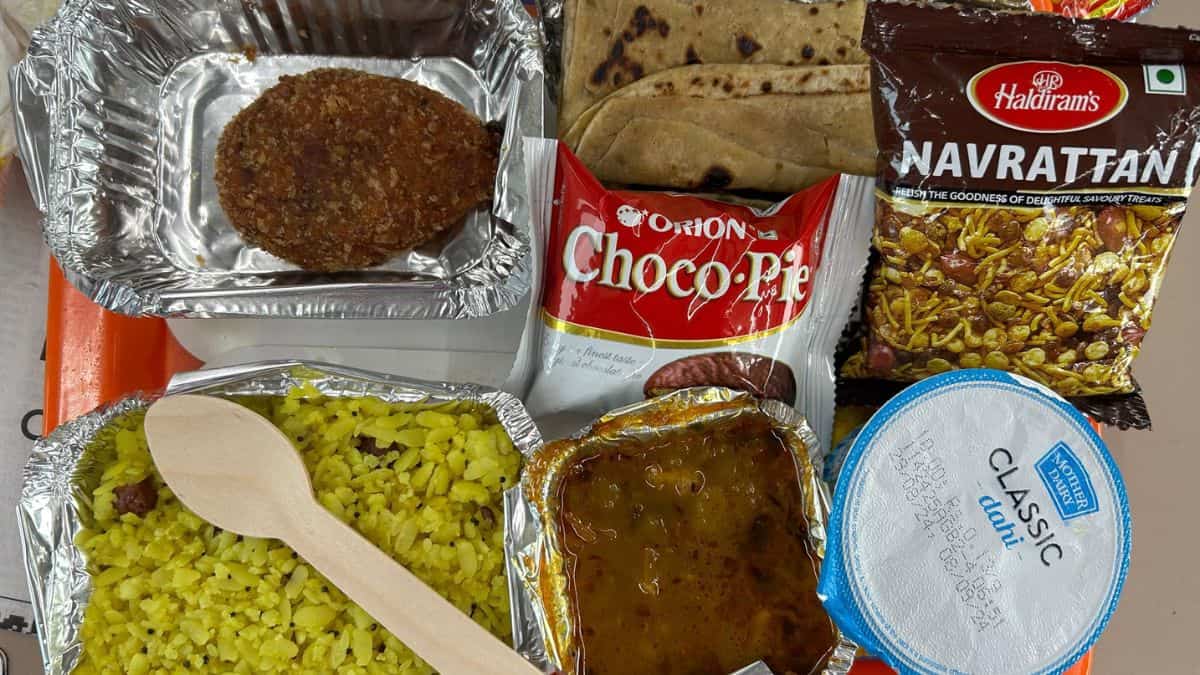Influencer receives backlash for comparing Vande Bharat food to 5-star hotel Influencer receives backlash for comparing Vande Bharat food to 5-star hotel