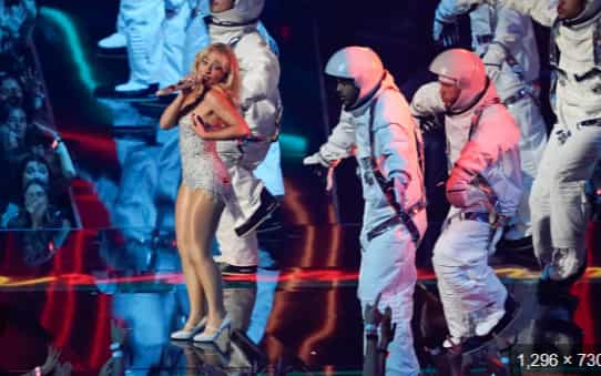 Sabrina Carpenter stuns fans with alien-themed performance at MTV VMAs 2024