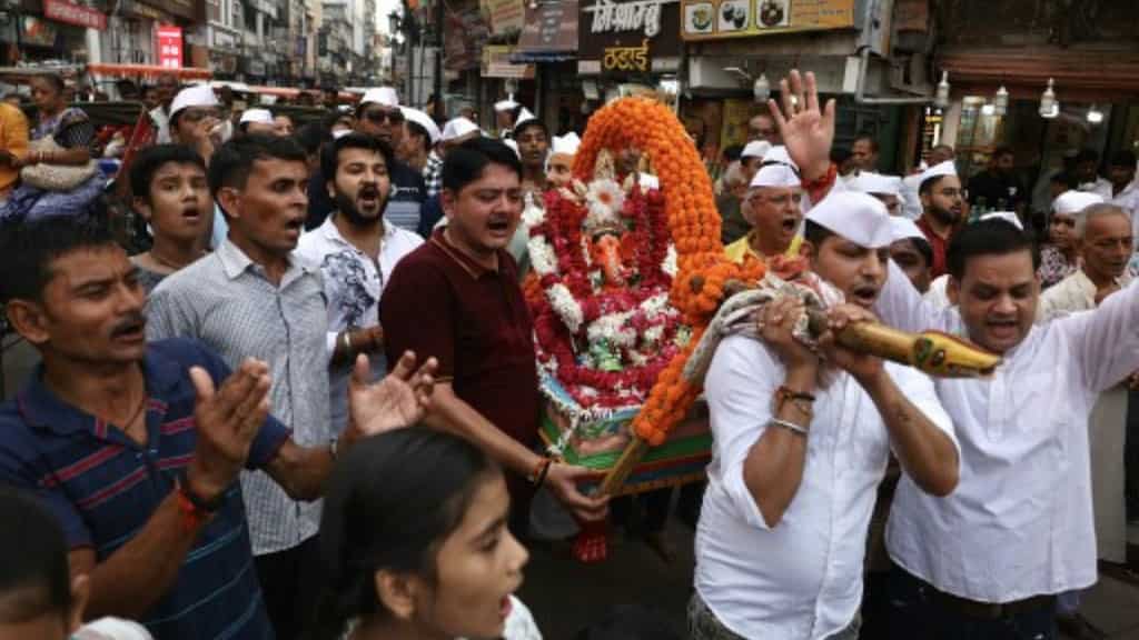 Ganesh 'visarjan' procession turns violent in India's Karnataka; 52 held as tensions escalate near mosque
