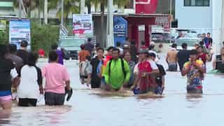 Northern Thailand hit by severe floods: Military special forces rescue trapped residents