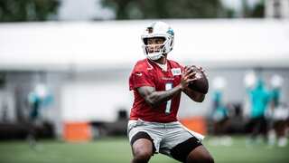 Raiders coach Antonio Pierce wants Dolphins quarterback Tua Tagovailoa 'to retire' | Read Why