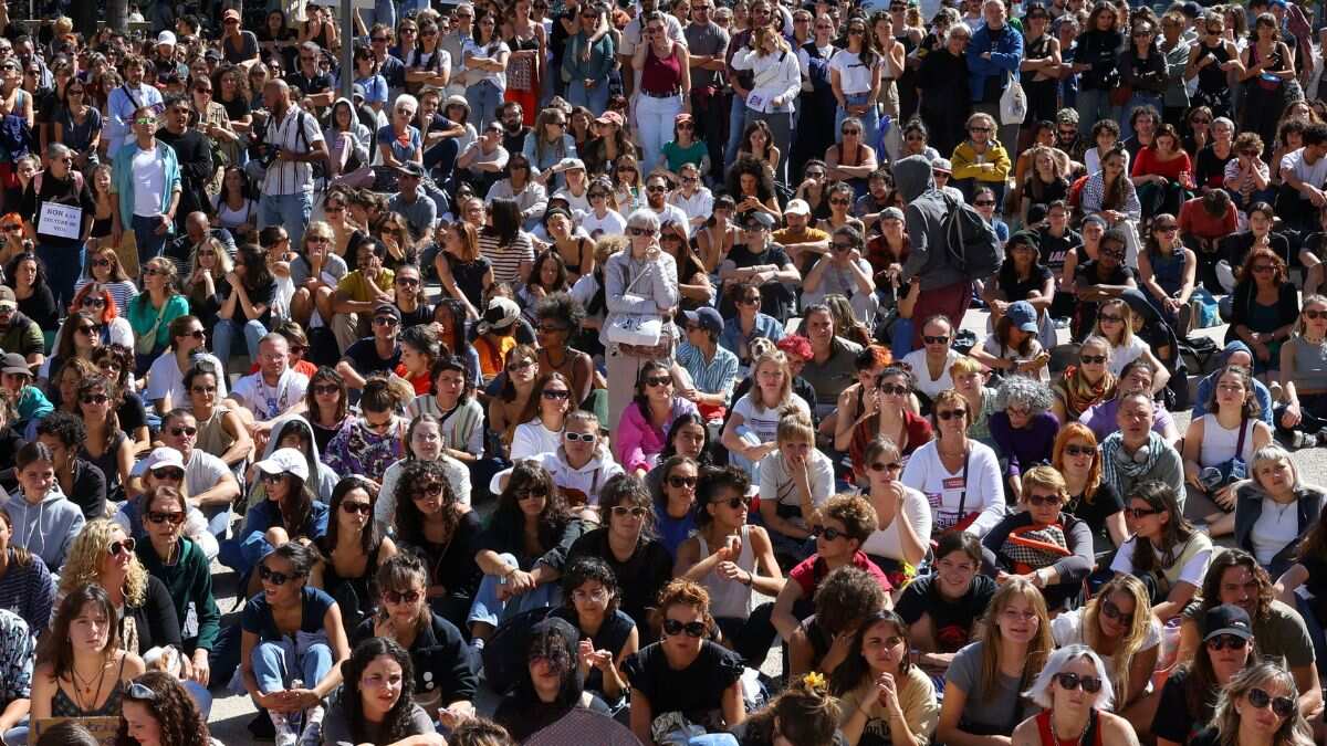 'Drugged and raped for decades,' Hundreds gather in support of Gisele Pelicot in France