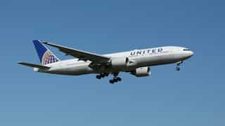United Airlines threatens to remove everyone if Business Class passengers didn't give seats to crew