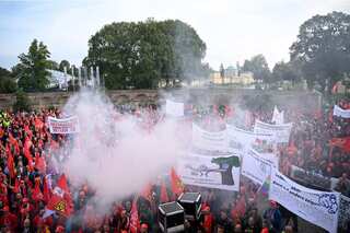 Volkswagen workers threaten strikes over plant closures