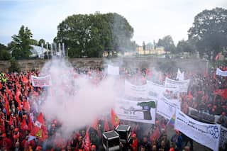 Volkswagen workers threaten strikes over plant closures
