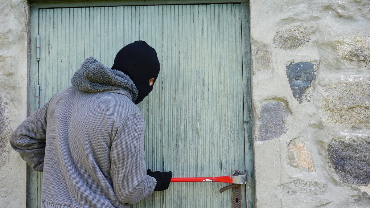 Thief breaks in, does multiple chores, has some wine and leaves a creepy note