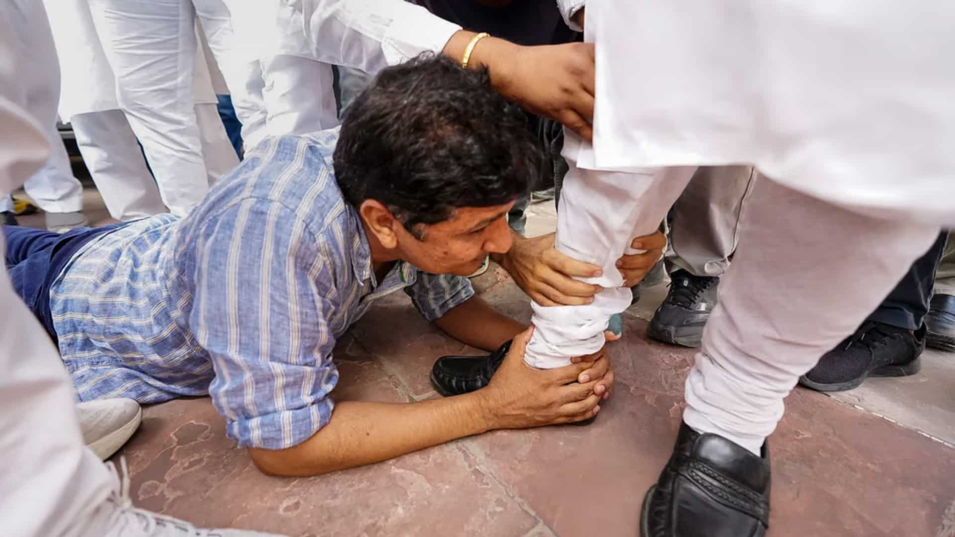 India: Police detains minister, AAP leaders during protest outside L-G house over Delhi bus marshals India: Police detains minister, AAP leaders during protest outside L-G house over Delhi bus marshals