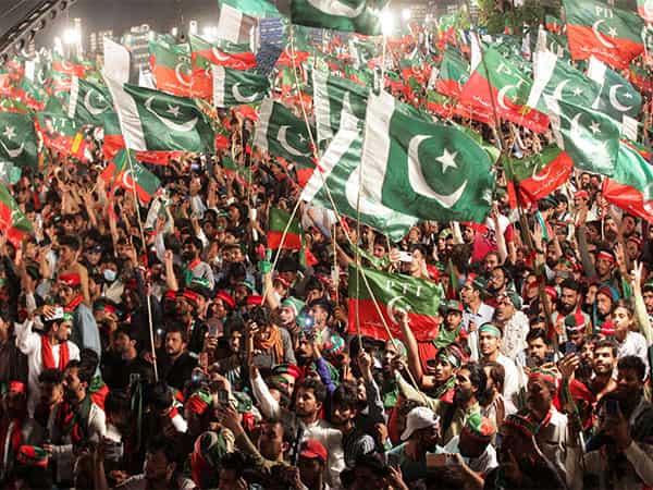 Pti Riots Pakistan: Rain weakens police defences as PTI protesters surge towards ...
