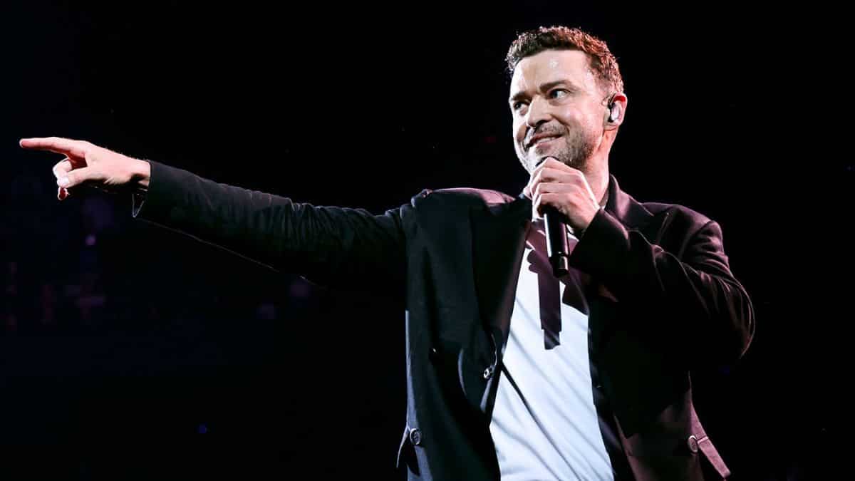Justin Timberlake stops NYC show to help a fan propose to his girlfriend Justin Timberlake stops NYC show to help a fan propose to his girlfriend