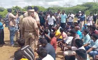 Cops crack down as Samsung workers' protest completes one month