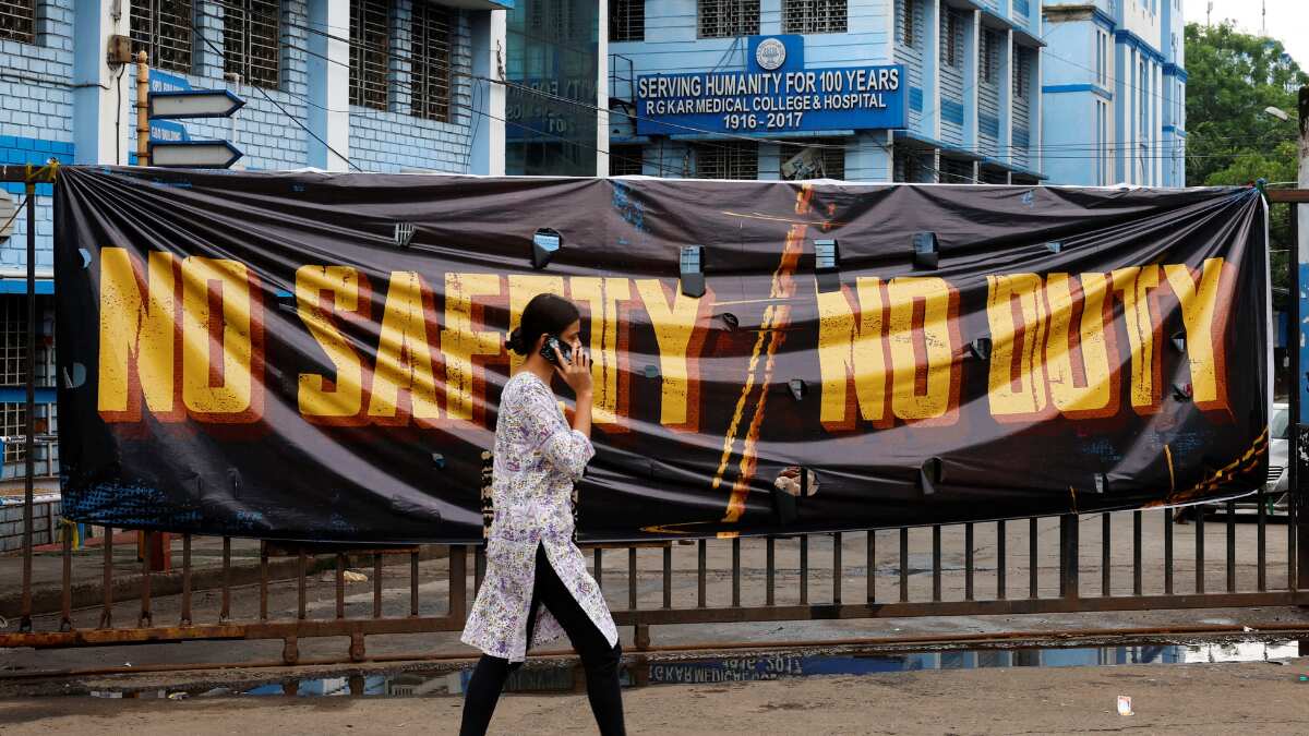 Kolkata horror: Indian doctor on hunger strike over medic’s murder hospitalised with dehydration Kolkata horror: Indian doctor on hunger strike over medic’s murder hospitalised with dehydration