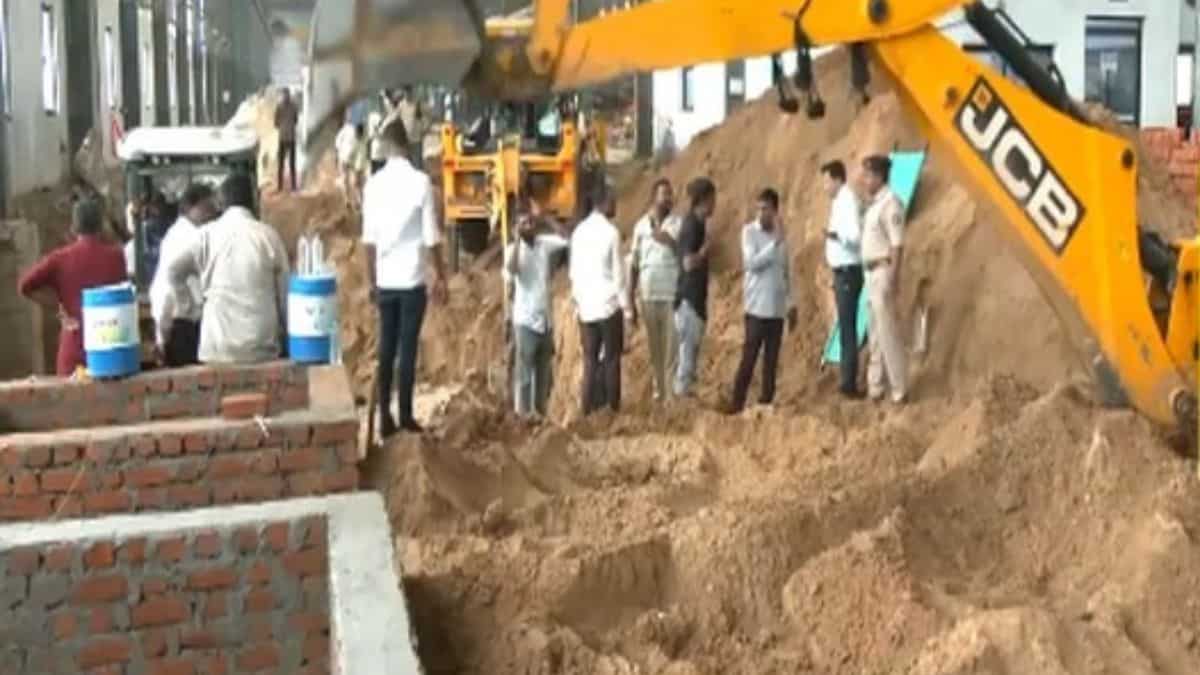 India: Wall collapses in Gujarat's Mehsana; 7 dead, several feared buried India: Wall collapses in Gujarat's Mehsana; 7 dead, several feared buried