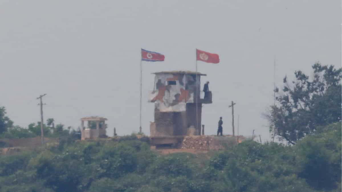 South Korea warns North Korea planning to blow up roads along heavily militarised border South Korea warns North Korea planning to blow up roads along heavily militarised border