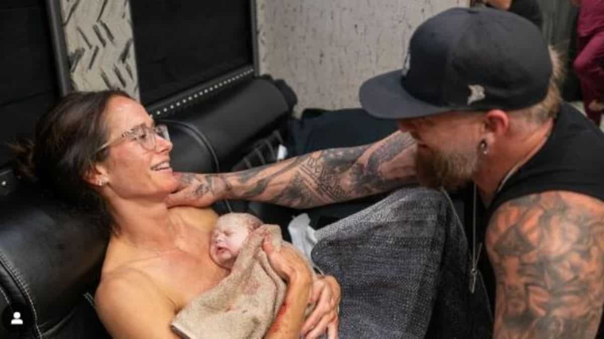 Country singer Brantley Gilbert stops concert mid-way as wife goes into labour in tour bus, watch video Country singer Brantley Gilbert stops concert mid-way as wife goes into labour in tour bus, watch video