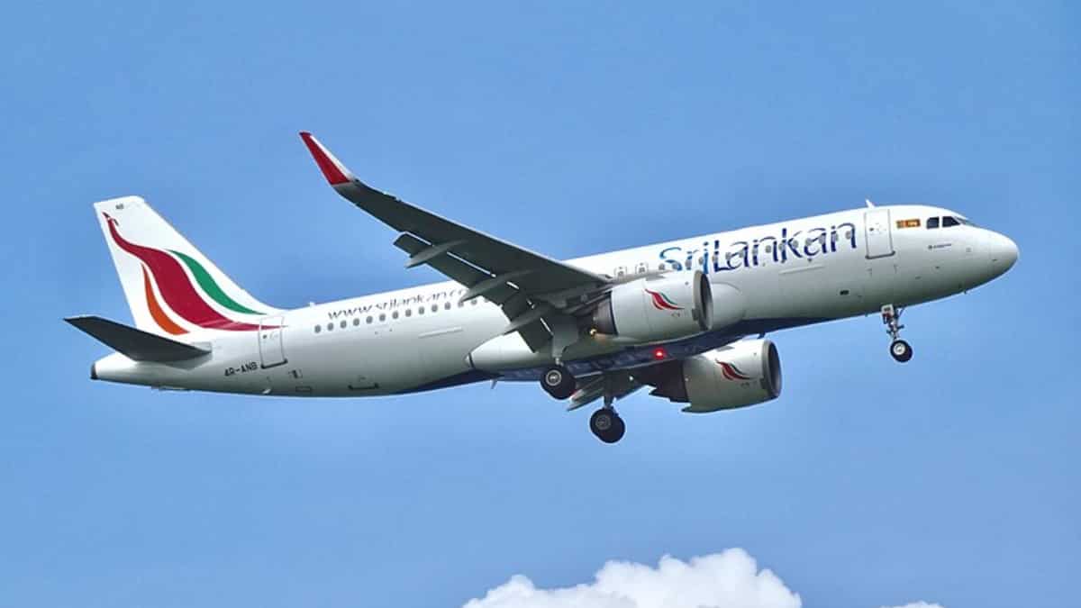 Angry pilot locks female co-pilot out of cockpit after she takes a toilet break