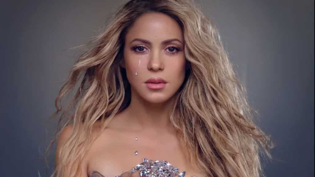 Shakira forced to postpone North American tour due to overwhelming demand; switches from arenas to stadiums