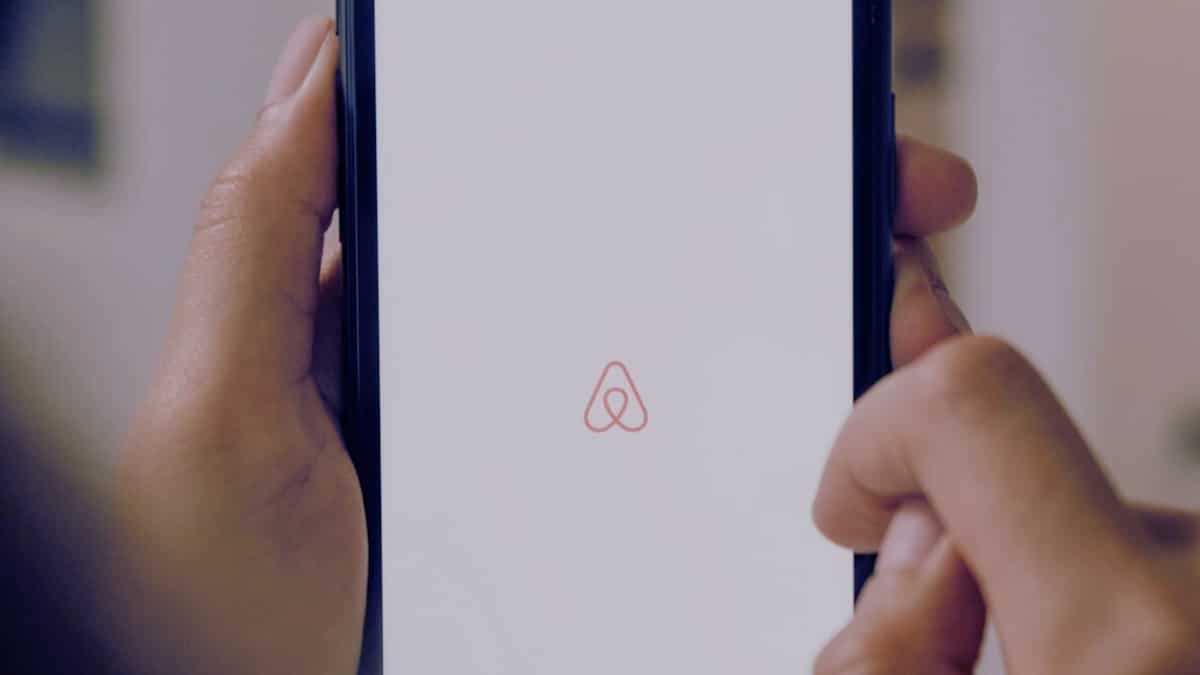 Airbnb host demands $3000 from guest for spilling sauce on couch, netizens respond Airbnb host demands $3000 from guest for spilling sauce on couch, netizens respond