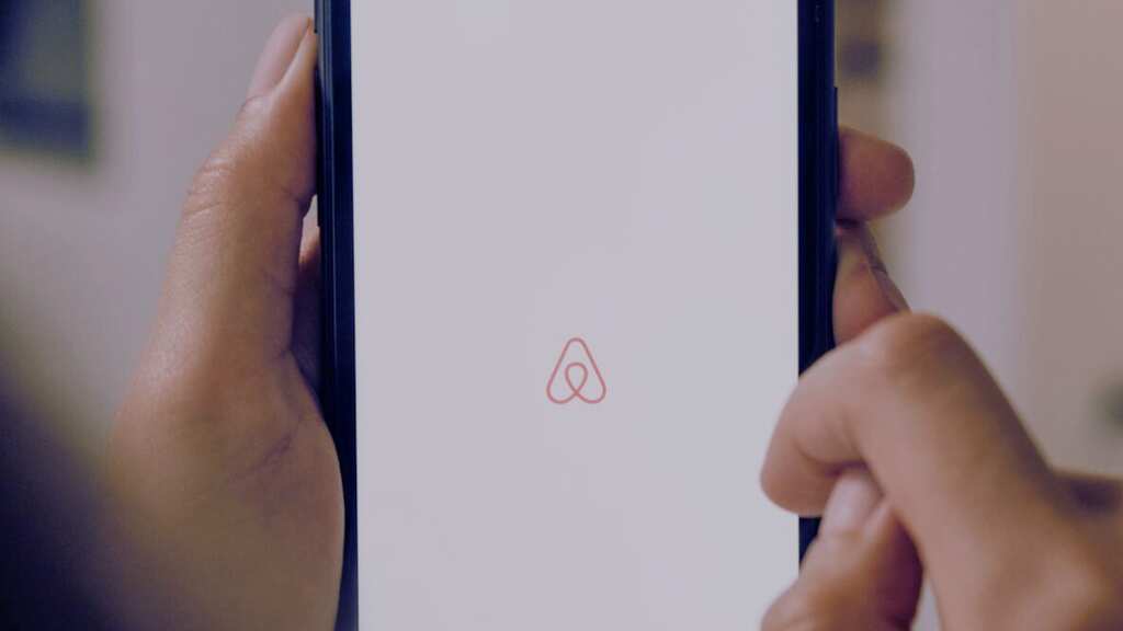 Airbnb host demands $3000 from guest for spilling sauce on couch, netizens respond